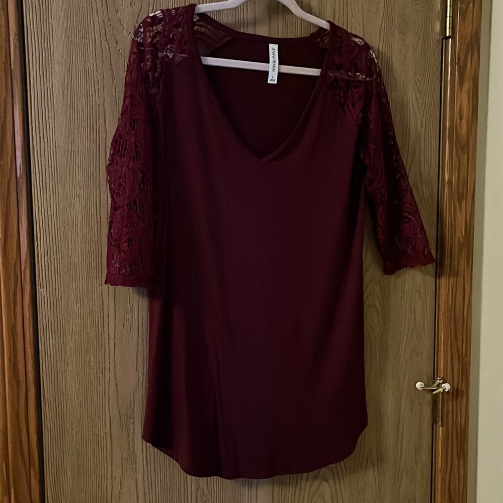 Burgundy Lace Sleeve Vneck - Large